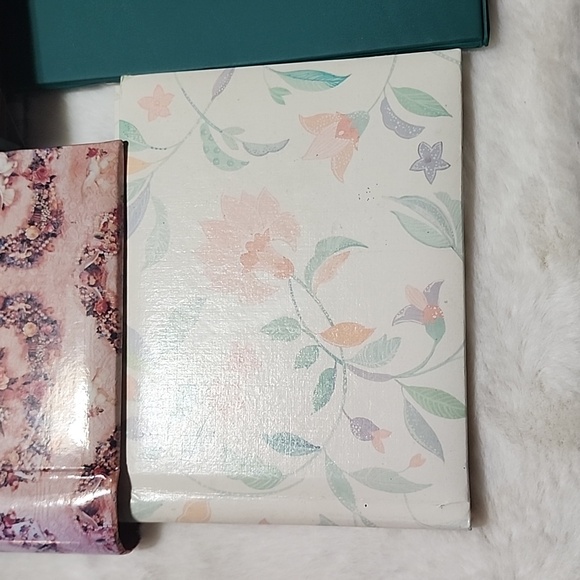 ASSORTMENT OF PHOTO ALBUMS AND 1 BUTTERFLY ADDRESS BOOK. - Picture 5 of 6